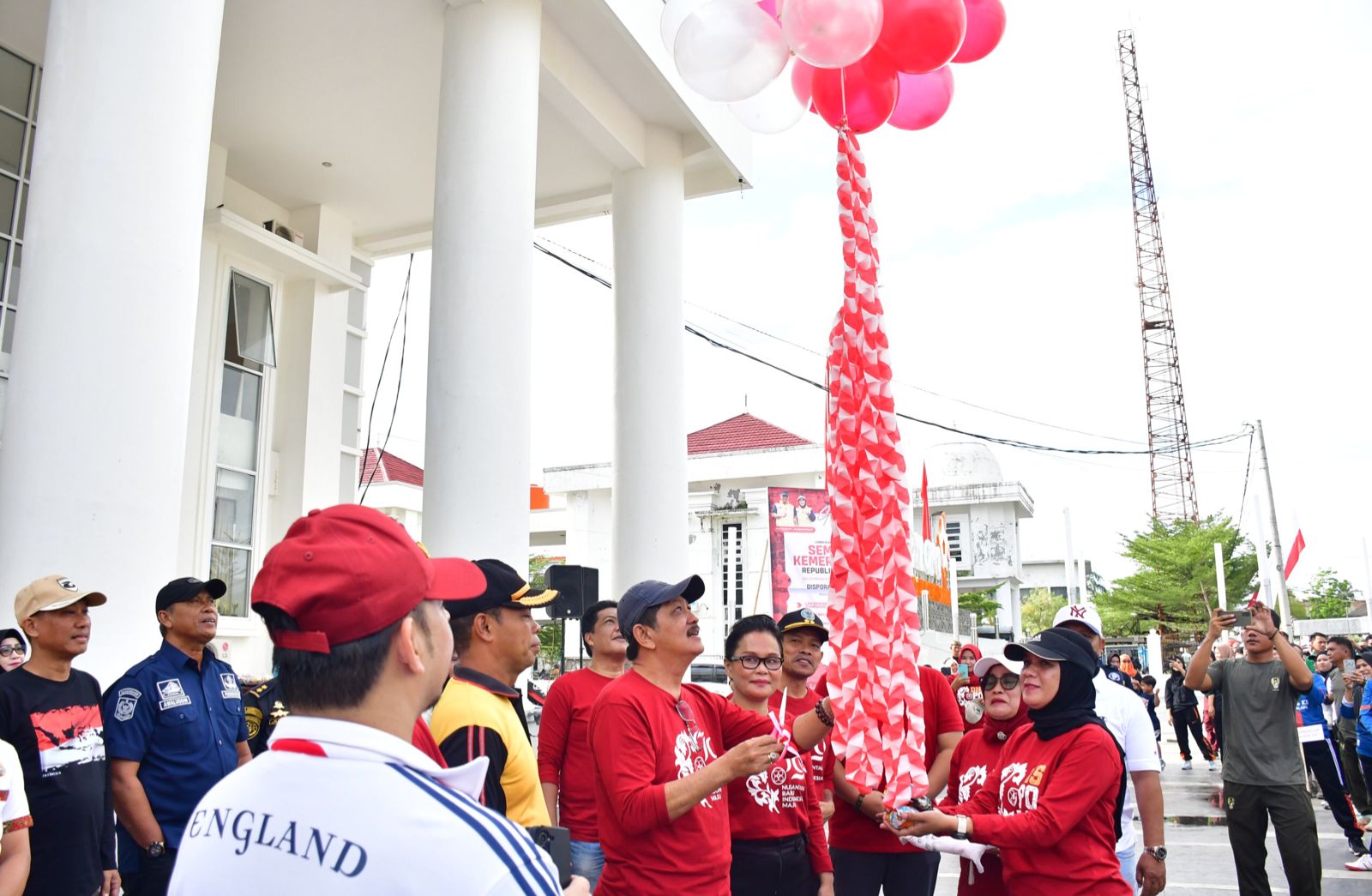 Asisten Bidang Paerekonomian dan Pembangunan Setda Kota Palopo, Ilham Hamid SE., M.Si mewakili Pj. Wali Kota Palopo memimpin apel pembukaan lomba olahraga tradisional